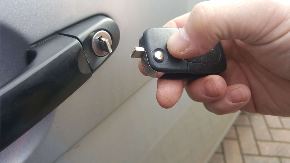 BROKEN-CAR-KEY-EXTRACTION